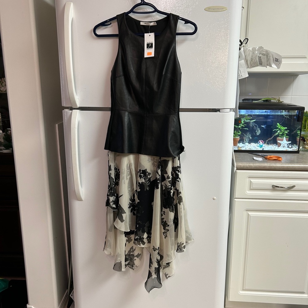 BAILEY 44 Black/white Floral Cocktail Dress.
100 % Silk skirt
XS